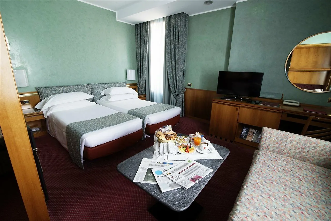 Hotel Michelangelo Milão 4*,