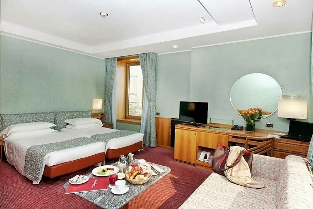 Hotel Michelangelo Milão 4*,